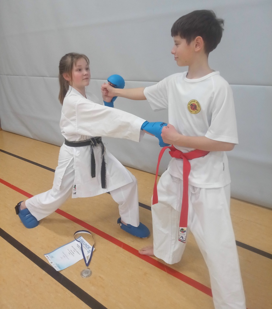 Frieda Hörner mit ihrem Trainingspartner Lenny Zintl (roter Gürtel)