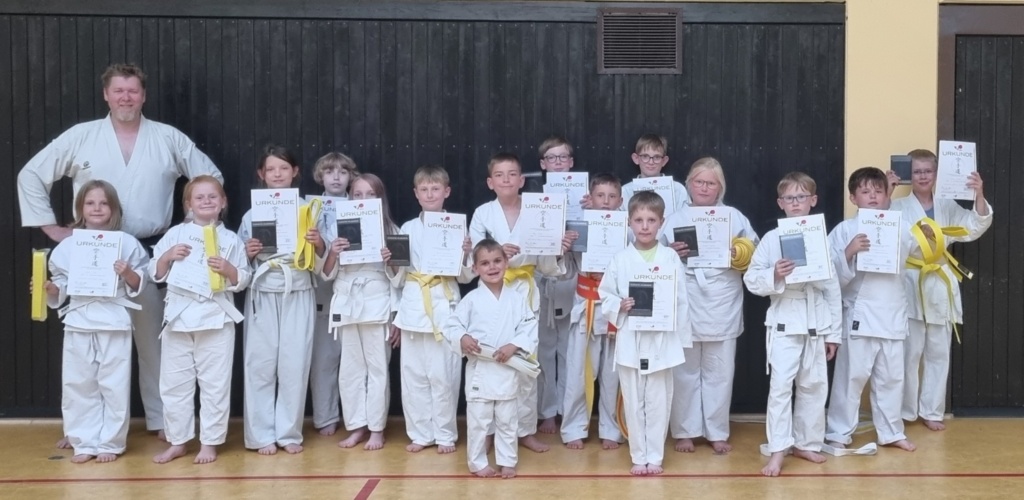 16 Prüflinge aus Naila bestehen Gürtelprüfung